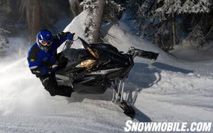 2011 Yamaha Apex SE Action01