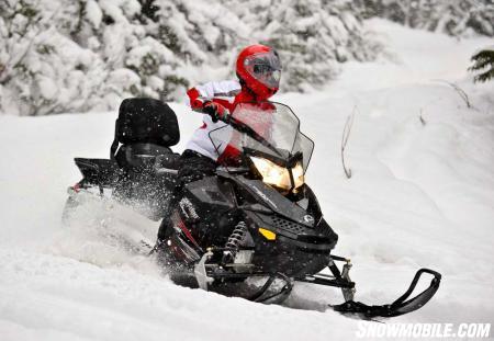 2011 Ski-Doo Expedition Sport Action02