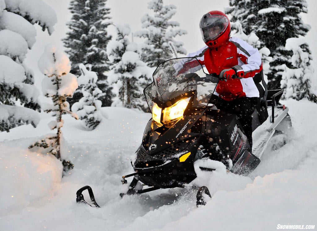 2011 Ski-Doo Expedition Sport Action01