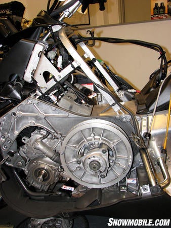 2013-yamaha-nytro-xtx-1-75--sideview-engine_clutch