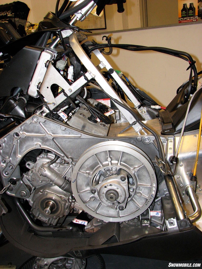 2013-yamaha-nytro-xtx-1-75--sideview-engine_clutch