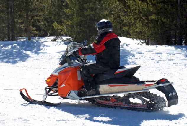 2015 Ski-Doo Renegade Adrenaline ACE 900 Action Rear