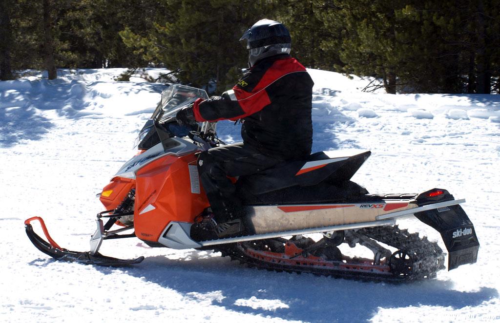 2015 Ski-Doo Renegade Sport 600 ACE Action Side